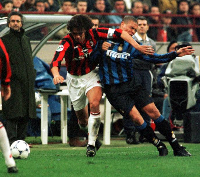 Ed ecco Ronaldo marcato a uomo da Paolo Maldini. Ap